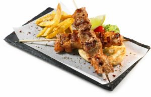 souvlaki-xoirino-xeiropoiito-laimos-marinarismeno-katepsugmeno-enlarge